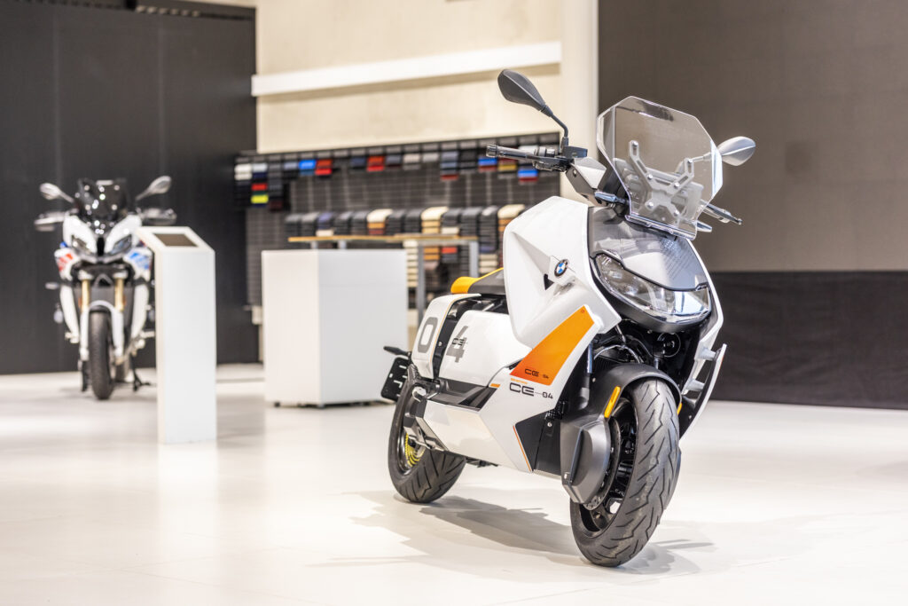 BMW dévoile son nouveau scooter électrique, le CE-04